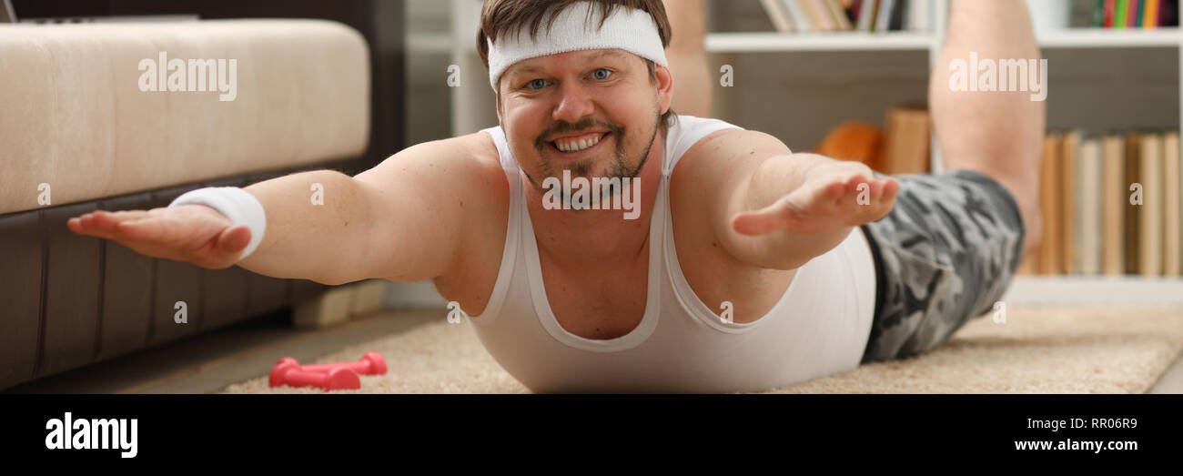 Jeune homme fitness attrayant se trouve sur un gros tapis avec Banque D'Images