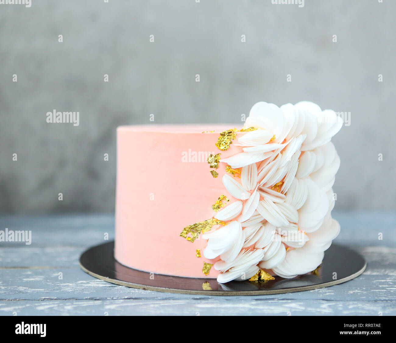 Mini Gateau De Mariage Rose Elegant Avec Le Pain Azyme Et Decor Or Photo Stock Alamy Mini Gateau De Mariage Rose Elegant Avec Le Pain Azyme Et Decor Or Photo Stock Alamy