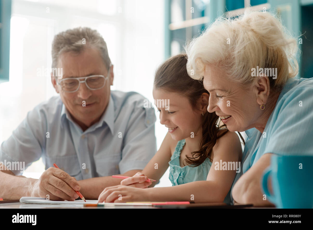 Smiling kid et ses grands-parents Banque D'Images