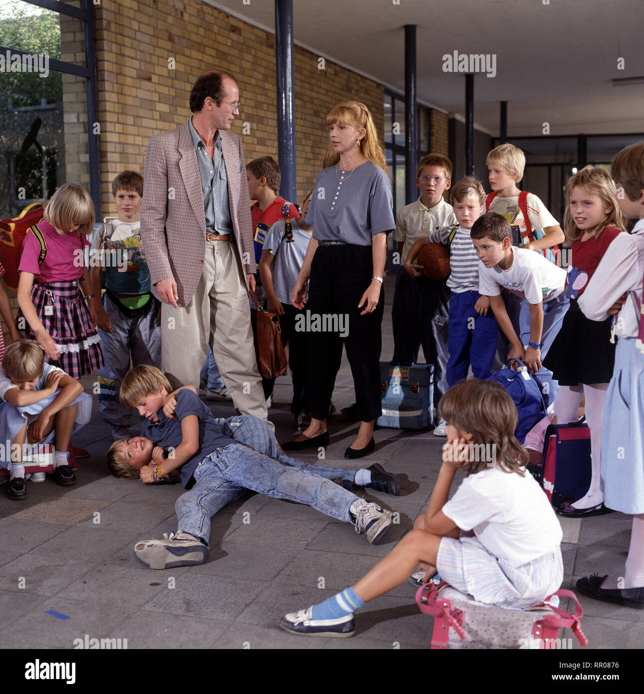 MICH S'JA KEINER / BRD 1989 / Sigi Rothemund Ein Junge auf der Suche nach Wärme und Geborgenheit. Foto : CHRISTOFF WACKERNAGEL (Vollrads), URSELA MONN (Lehrerin) und STEVEN BENNETT (Manuel, Mitte) 35116# / Überschrift : MICH S'JA KEINER / BRD 1989 Banque D'Images