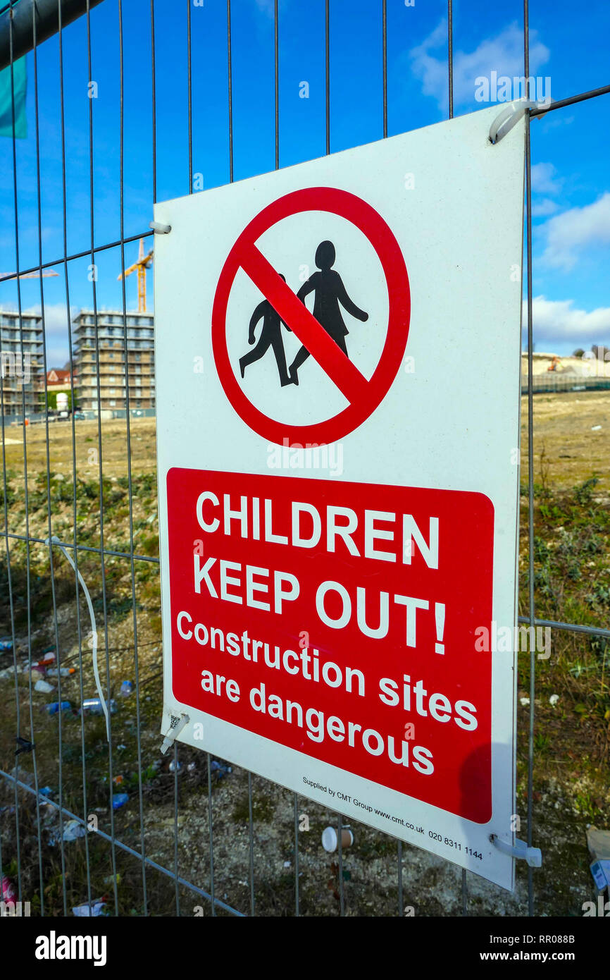 Panneau d'avertissement sur le grillage, enfants tenir hors de l'emplacement, l'aéroport de Luton, Luton, London, England, UK Banque D'Images