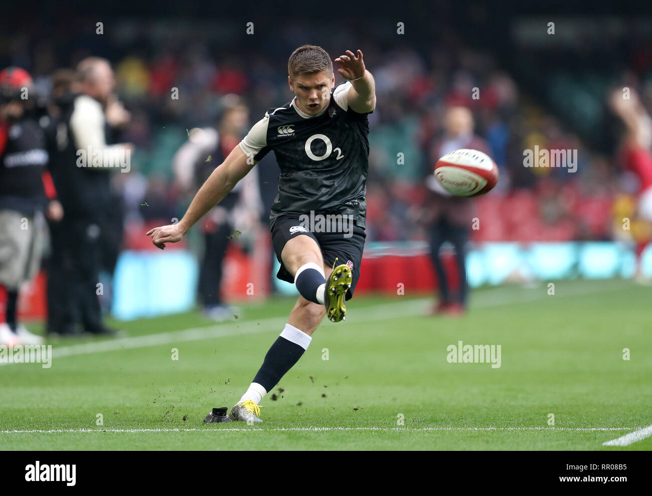 L'Angleterre Owen Farrell pendant le match des Six Nations de la Guinness à la Principauté Stadium, Cardiff. Banque D'Images