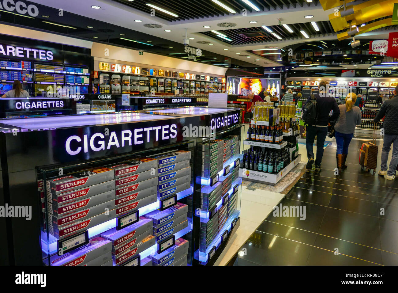Des cigarettes à vendre, duty free, l'aéroport d'Alicante, Alicante,  Valence, Espagne, Europe Provence Photo Stock