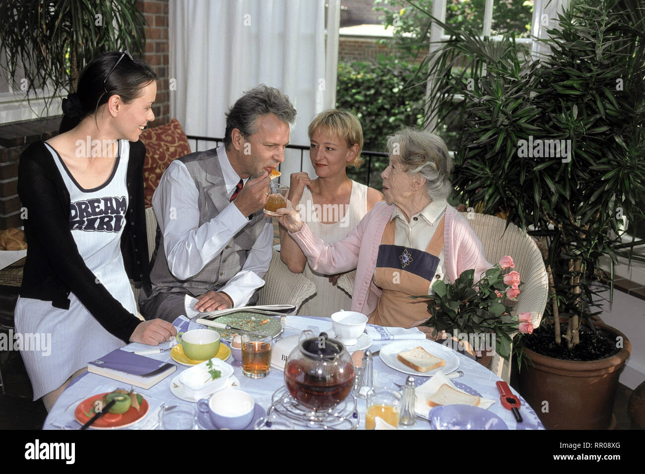 Die Blauen Und Die Grauen Tage D 2000 Dagmar Damek Oma Hansen Wird Durch Ihre Krankheit Zu Halten Und Fur Die Familie Un Grauen Tagen Verliert Sie Den Bezug Zur