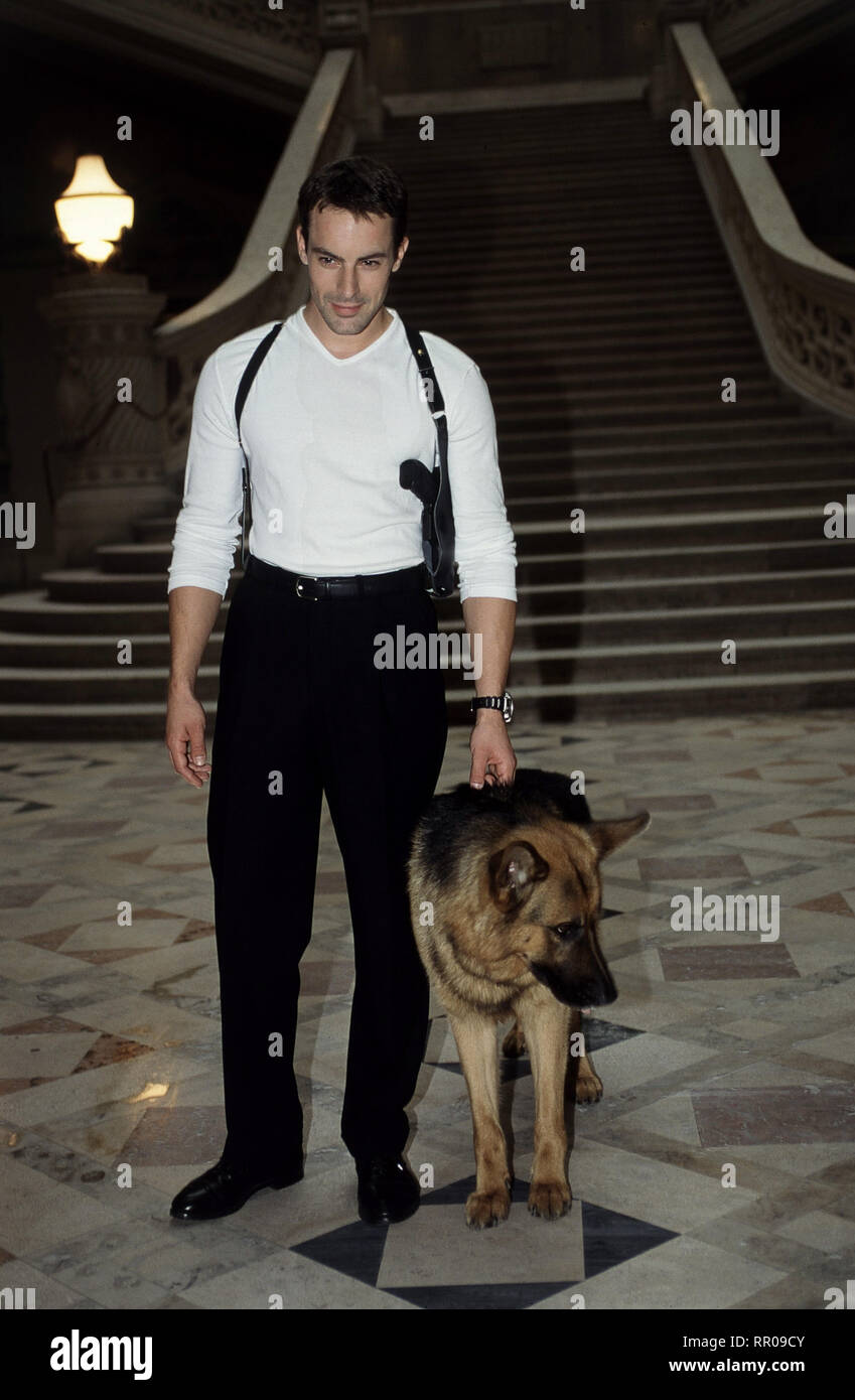 KOMMISSAR REX / Hetzjagd D 1998 / Hans Werner REX und GEDEON BURKHARD als Brandtner. C42372 / Überschrift : KOMMISSAR REX / D 1998 Banque D'Images