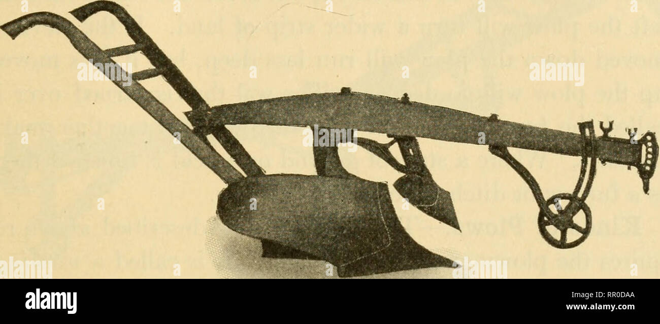. L'agriculture pour les écoles communes. L'agriculture. La manipulation de la courbe 35 sols, la charrue est dit être une pelletée de charrue, parce qu'il va tourner le plus de sod. Si le moule-conseil a une courte courbe raide, c'est appelé un *'bold" à bord du moule, et la charrue est un bon du chaume - Charrue, parce qu'il pulvérise le sol en le tournant au-dessus. La partie qui glisse le long côté de la terre non labouré est appelée le pays-côté. Les poignées sont les pièces que le laboureur utilise pour guider la charrue. Le coutre ou la lame est un bar metal attaché à la transmission ou à la charrue-point,. Une rupture de marche qui va de l'avant la charrue Banque D'Images