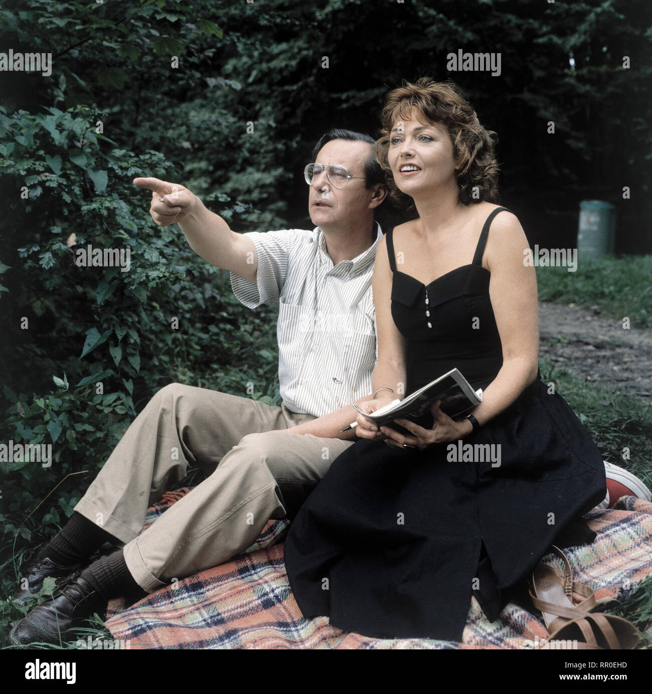 SOKO 5113 / Lebensglück / BRD 1988 / Kai Borsche / Voir mit Horst Schickl (WILFRIED KLAUS) und Anna Schickl (INGEBORG SCHÖNER) - Folge : Lebensglück EM / Überschrift : SOKO 5113 / BRD 1988 Banque D'Images