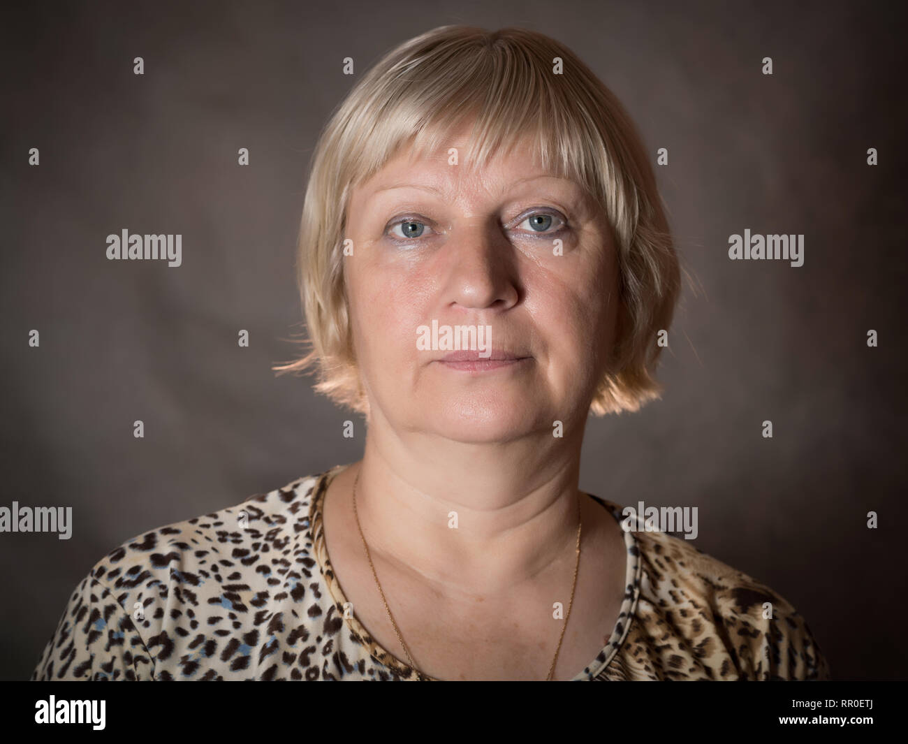 Middle aged woman portrait sur fond sombre. Banque D'Images
