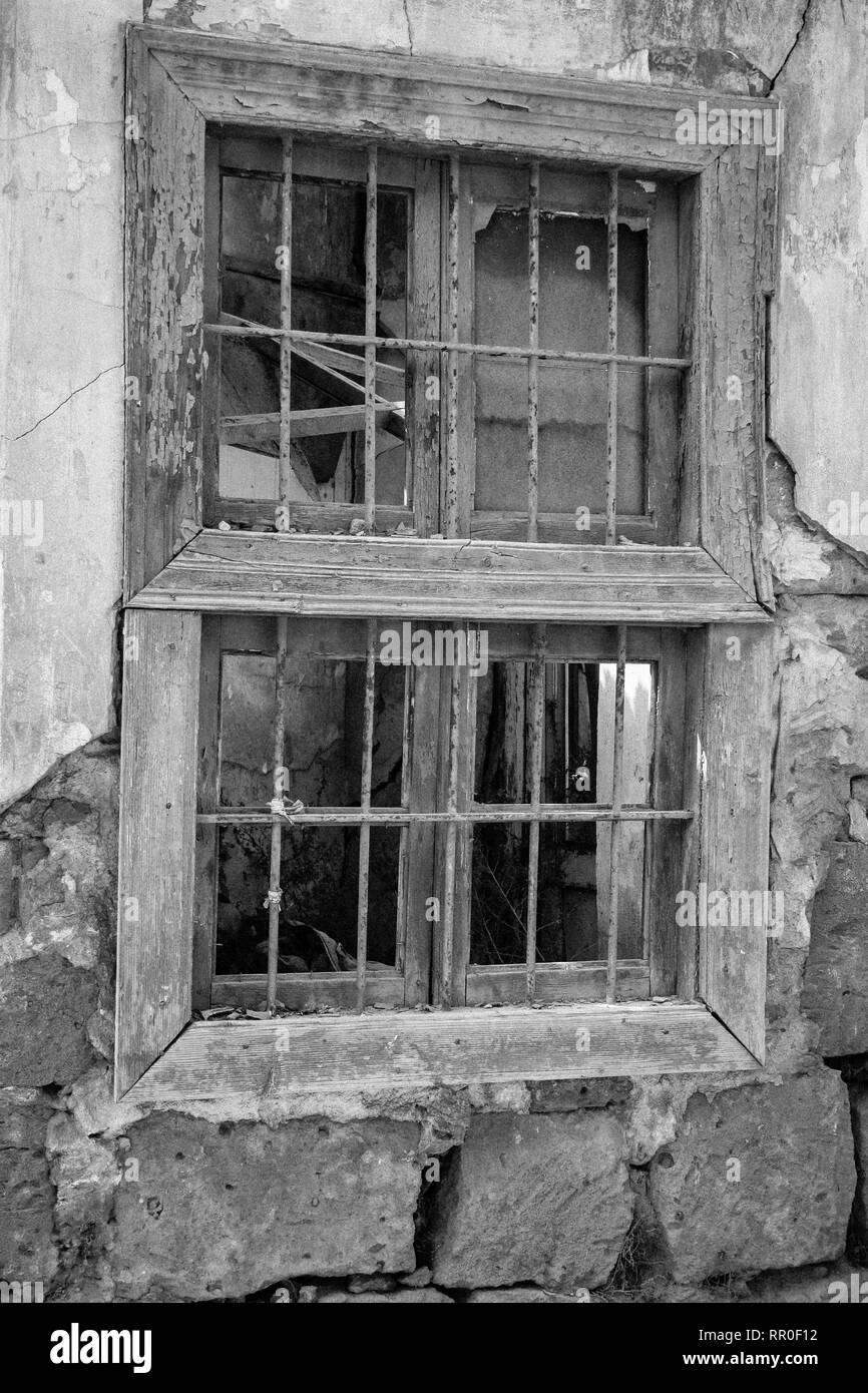 Vieille fenêtre cassée dans la zone tampon des Nations Unies Nicosia, Chypre Banque D'Images