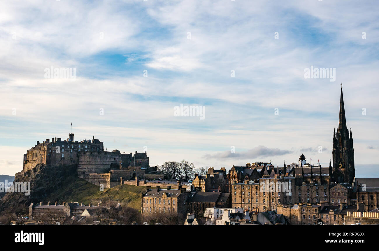 Vue sur les toits et les cheminées, Vieille Ville, Edinburgh Castle Rock et le moyeu clocher d'église sur le Royal Mile, Ecosse, Royaume-Uni Banque D'Images