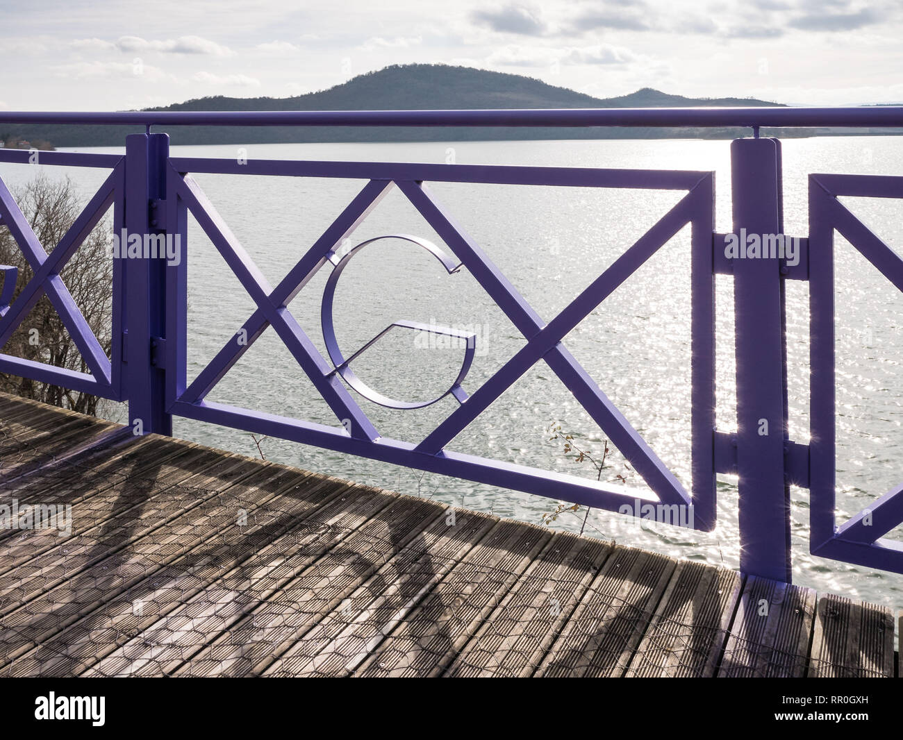 Garde-corps métal sur le sentier en boucle à Ullibarri-Gamboa réservoir, Vitoria-Gasteiz, Pays Basque, Espagne Banque D'Images