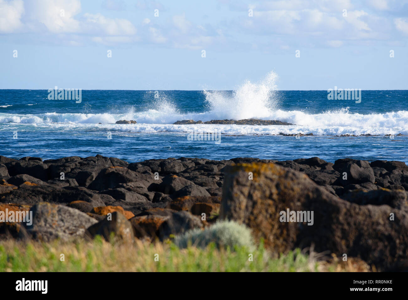 Vague se brisant sur les rochers de la côte de Victoria en Australie à Port Fairy Banque D'Images