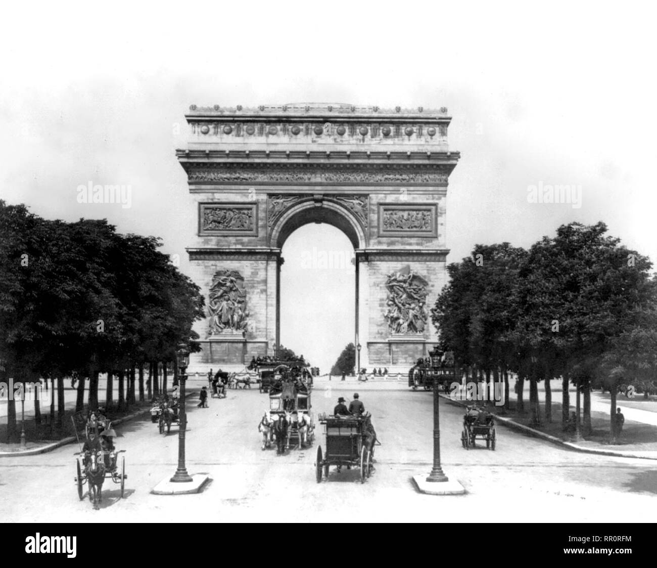 France - Paris - L'Arc de Triomphe de l'Etoile ; variété de véhicules à traction sur les Champs Elysées 1900 Banque D'Images