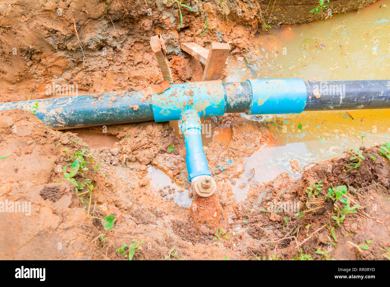 Plomberie Réparation de bris de tuyau PVC dans le trou qui a l'eau avec  copie espace ajouter un texte Photo Stock - Alamy