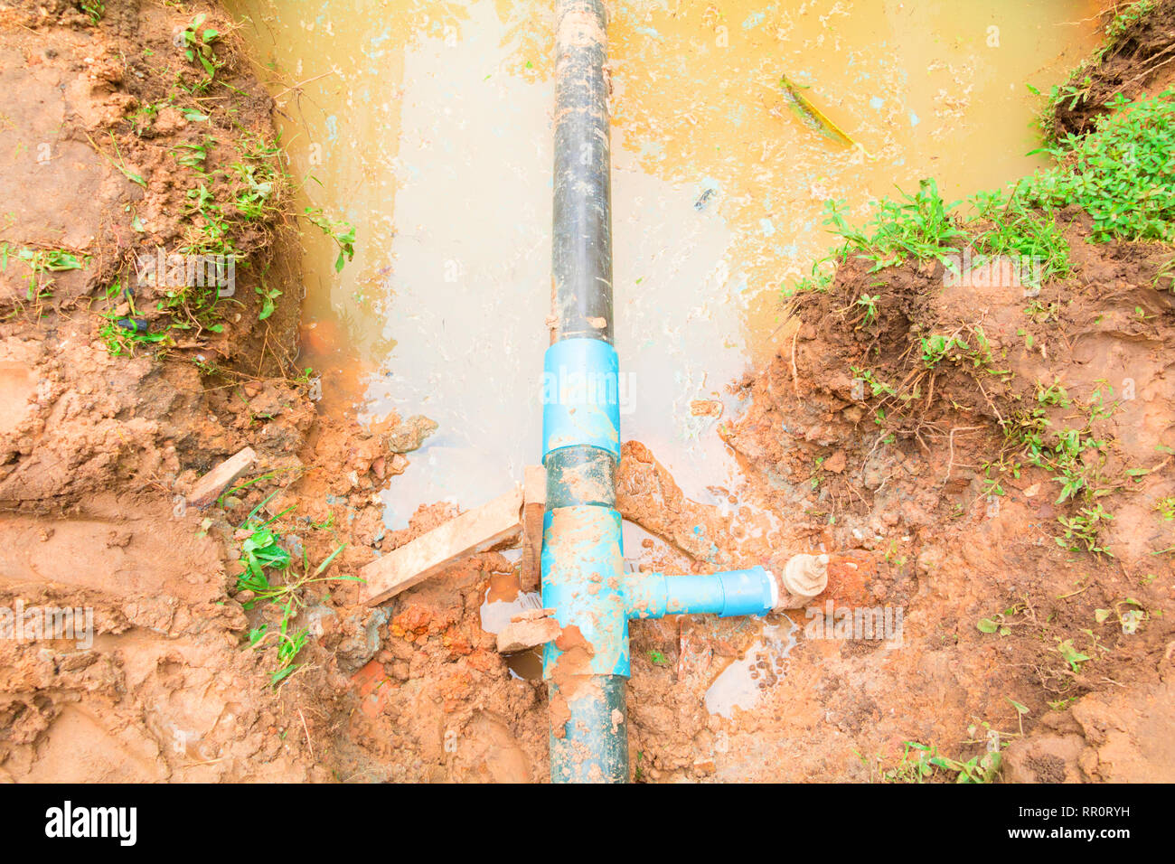 Plomberie Réparation de bris de tuyau PVC dans le trou qui a l'eau avec  copie espace ajouter un texte Photo Stock - Alamy