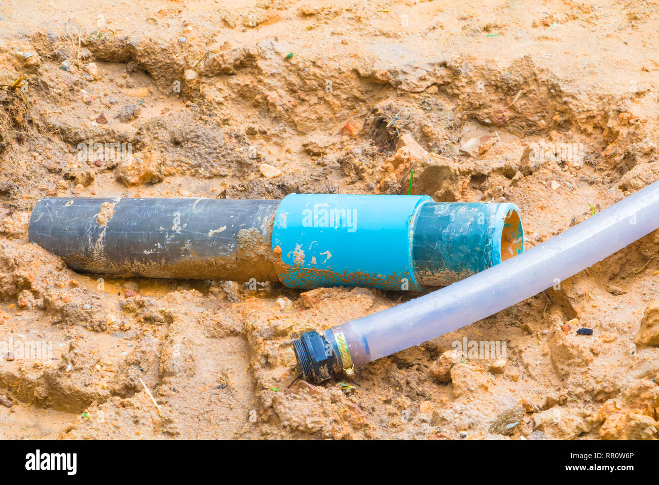 Plomberie Réparation de bris de tuyau PVC dans le trou qui a l'eau avec  copie espace ajouter un texte Photo Stock - Alamy