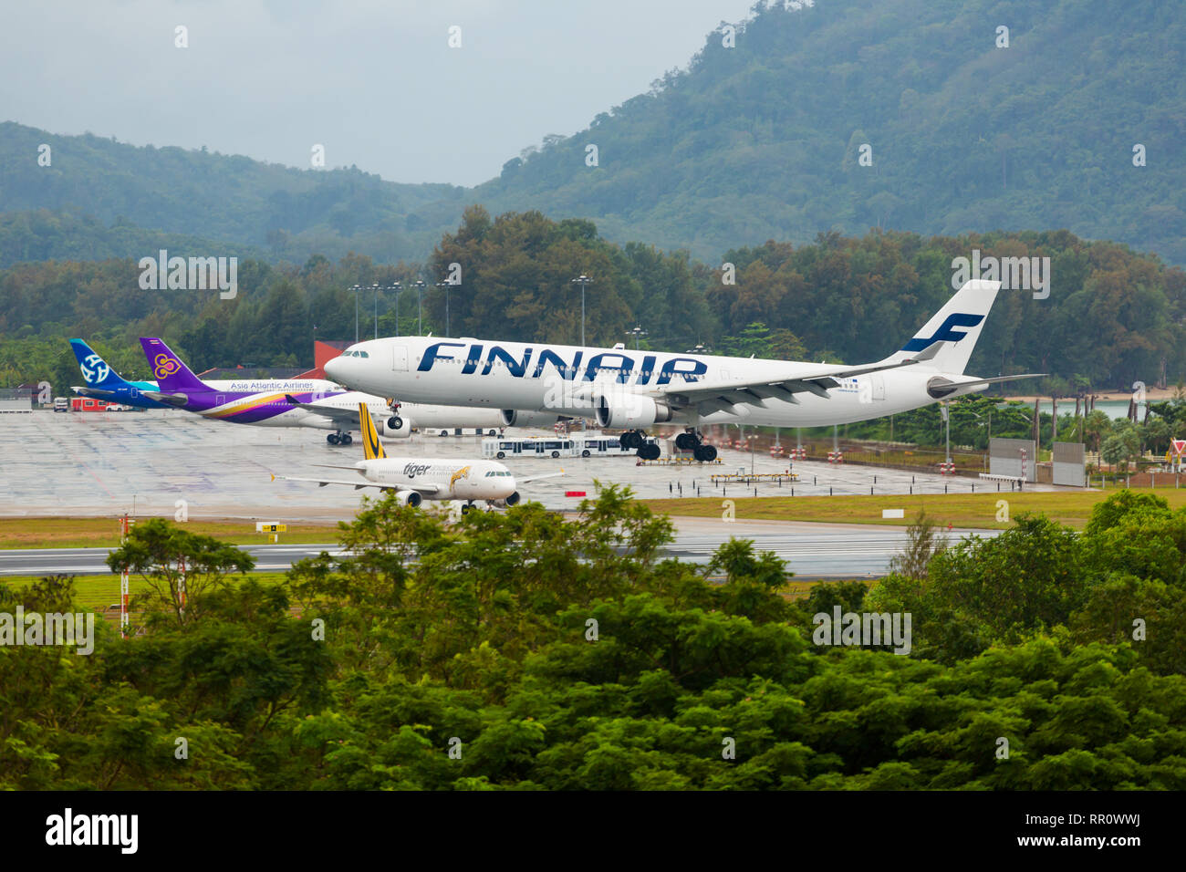 Airbus A330 atterrit à l'aéroport de Phuket Banque D'Images