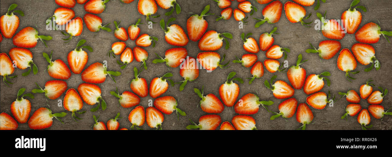 Fleurs créatif fait de fraises découpées dans ci-dessous allumé sur un fond de pierre concept alimentaire Banner Banque D'Images