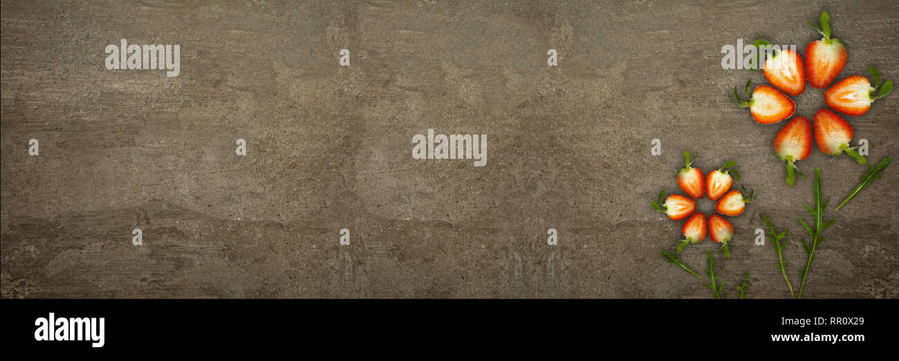 Fleurs créatif fait de fraises découpées dans ci-dessous allumé sur un fond de pierre concept alimentaire Banner Banque D'Images