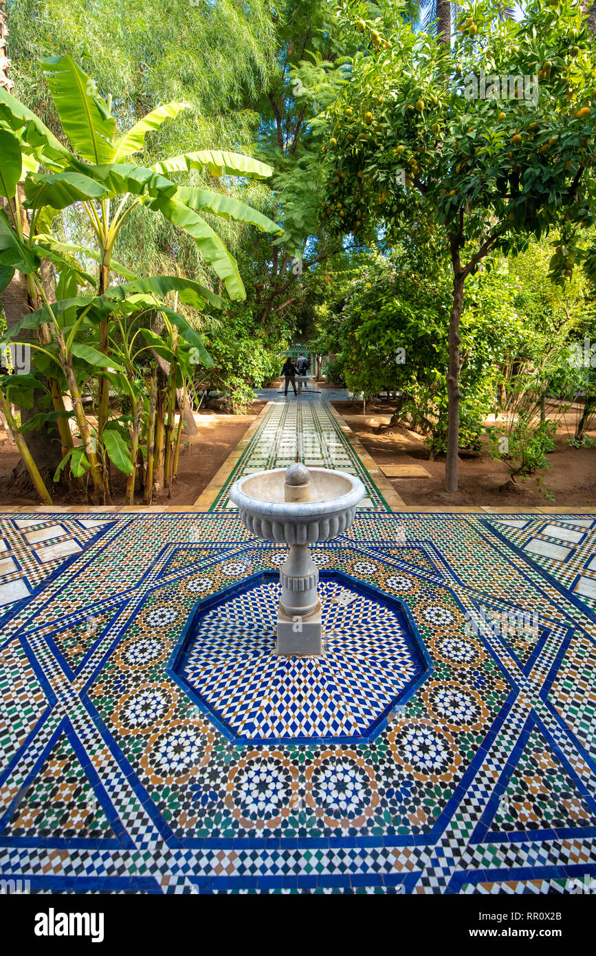 À l'intérieur intérieur de l'ancien Palais Bahia, l'une des principales attractions de Marrakech. Plafond. Cour intérieure à Marrakech, Maroc Banque D'Images