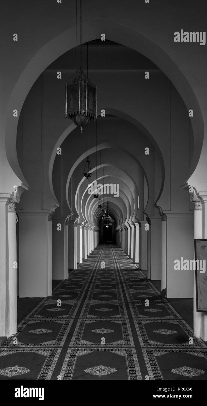 Dans les arcades Koutoubia ou mosquée Kutubiyya et minaret situé au médina de Marrakech , Maroc. À l'intérieur des arches de l'intérieur Banque D'Images