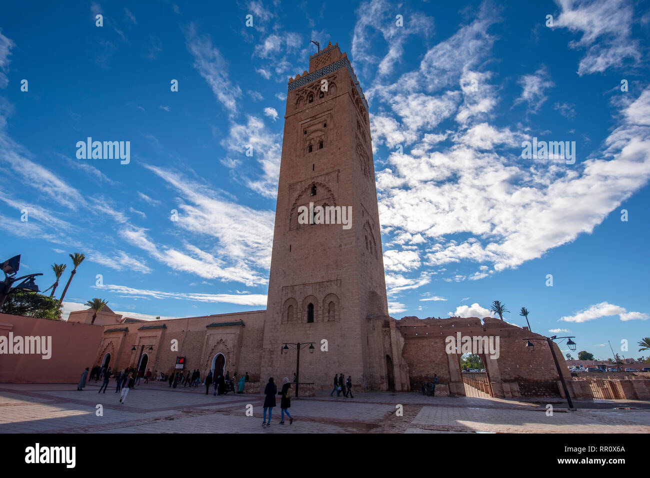 Vue de la mosquée de Koutoubia ou mosquée Kutubiyya et minaret situé au médina de Marrakech , Maroc. Le plus grand à Marrakech Banque D'Images