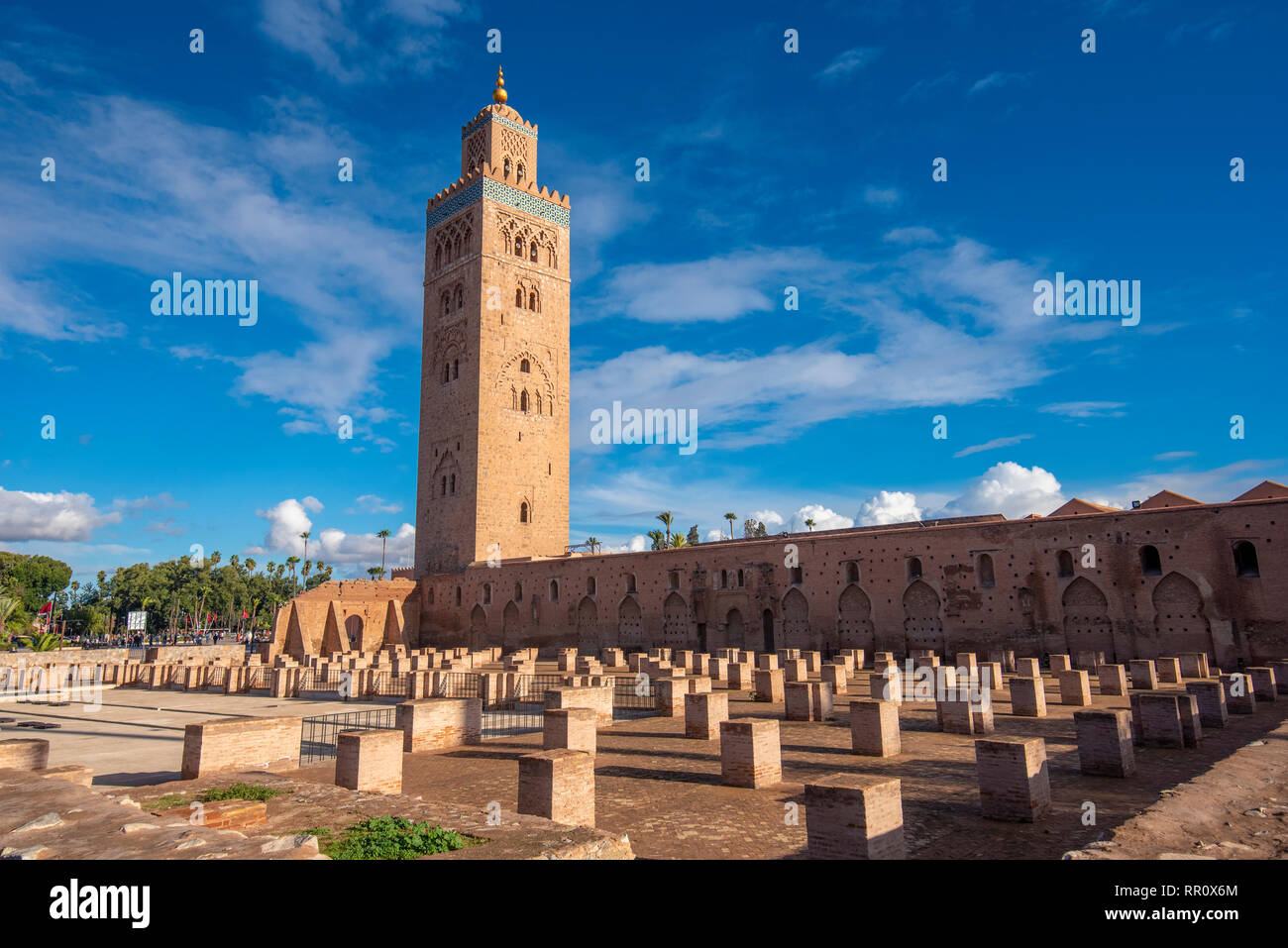 Vue de la mosquée de Koutoubia ou mosquée Kutubiyya et minaret situé au médina de Marrakech , Maroc. Le plus grand à Marrakech Banque D'Images