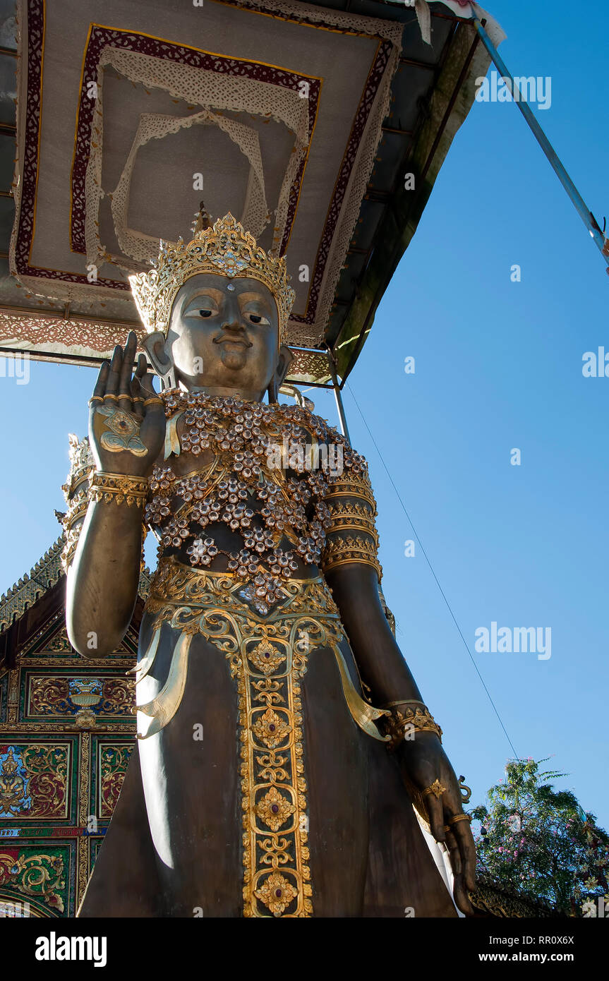 Chiang Rai en Thaïlande, gardien du temple à l'entrée du Wat Ming Muang Banque D'Images