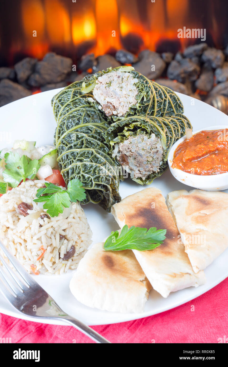 Bain turc traditionnel plat de feuilles de chou farcies, dolma turc. Banque D'Images