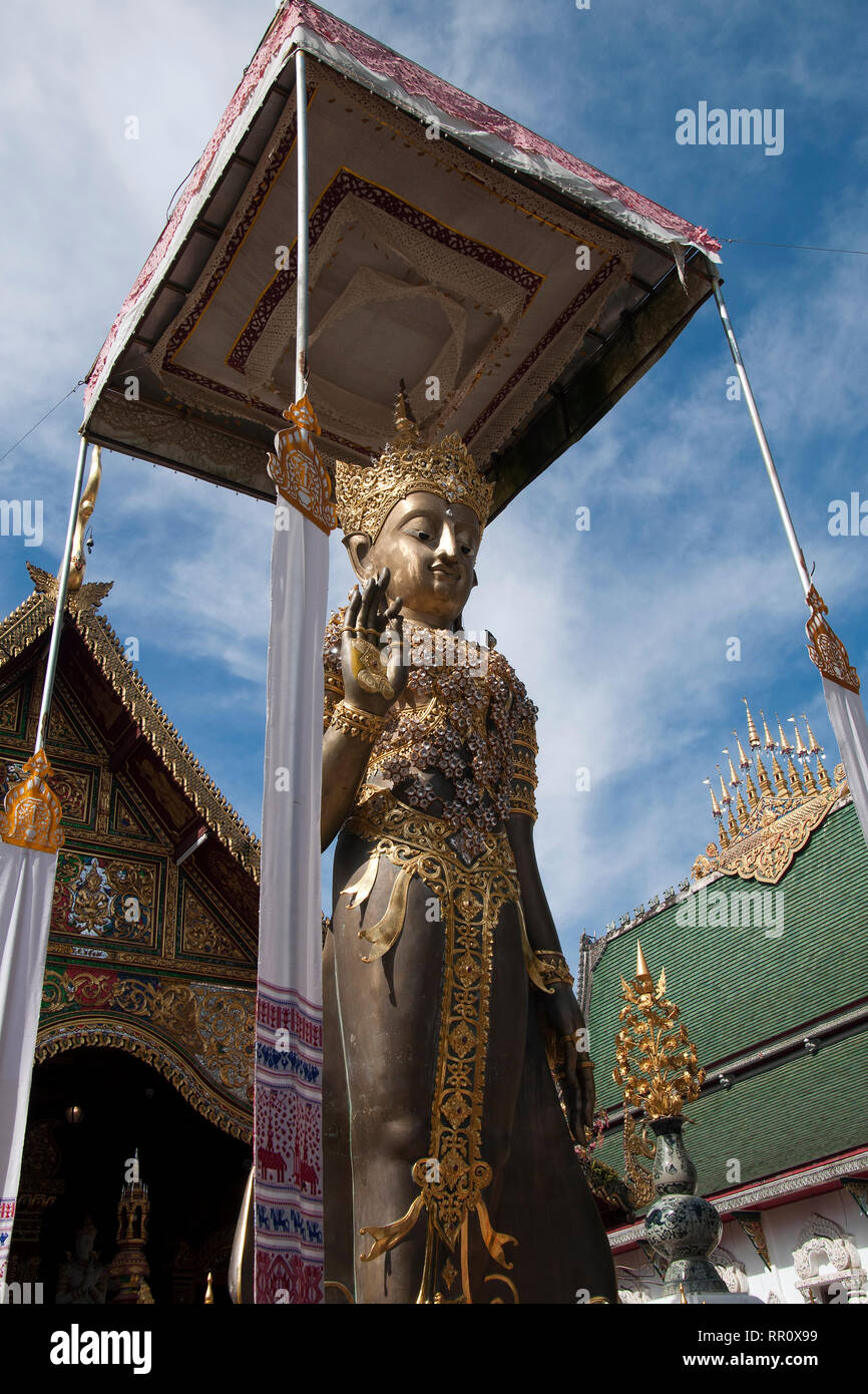 Chiang Rai, Thaïlande temple guardian debout à l'entrée au Wat Ming Muang Banque D'Images