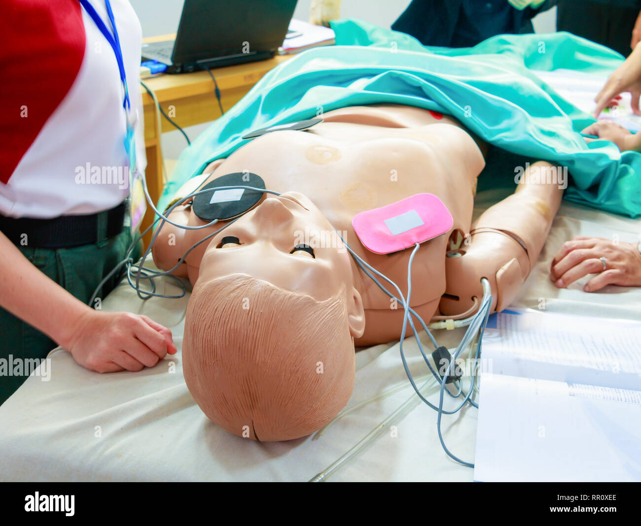 Mannequin à la RCR formation recyclage urgence médicale Banque D'Images