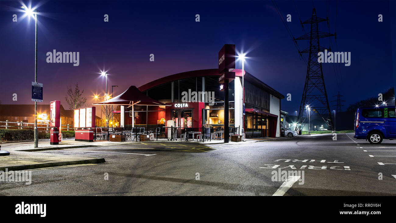 SWINDON, Royaume-Uni - 12 février 2019 : 24 heures de route par Costa dans l'ouest de Swindon Banque D'Images