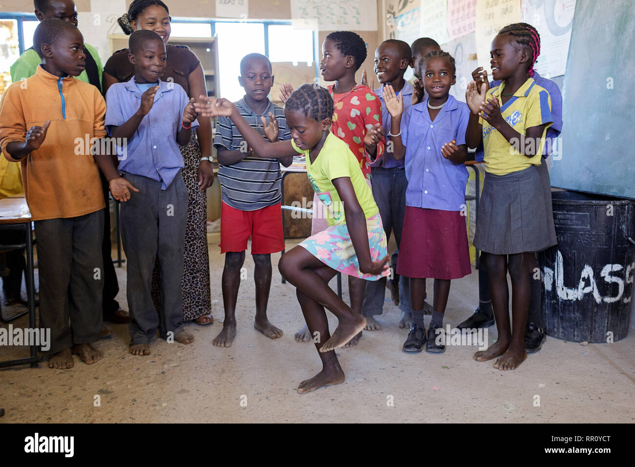 Les enfants de la danse de salle de classe dans une école de village, Namibie, Purros. Banque D'Images
