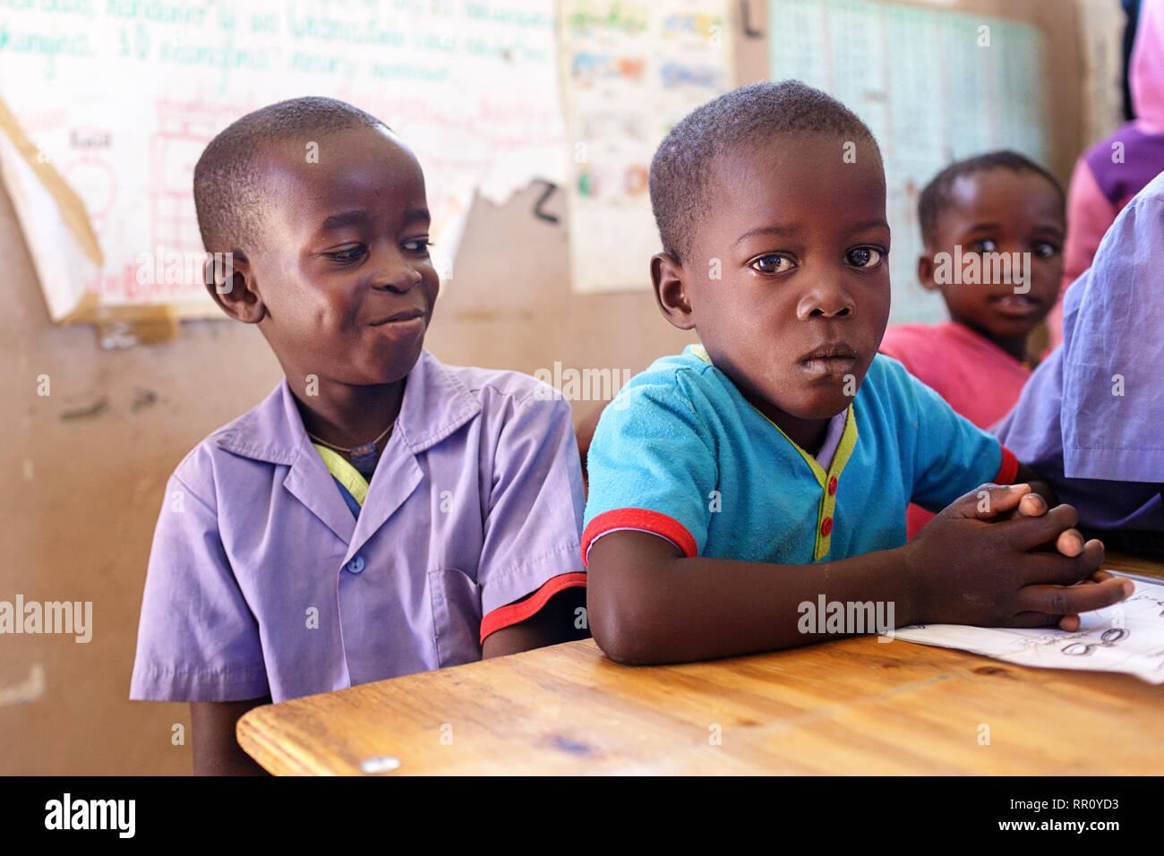 Les enfants dans une classe bondée dans une école de village, Namibie, Purros. Banque D'Images