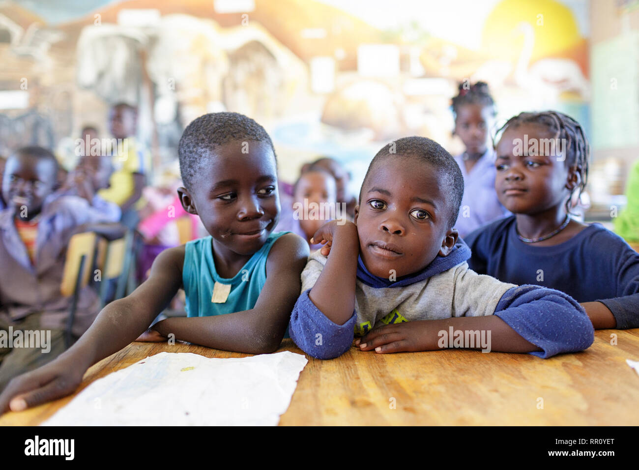 Les enfants dans une classe bondée dans une école de village, Namibie, Purros. Banque D'Images