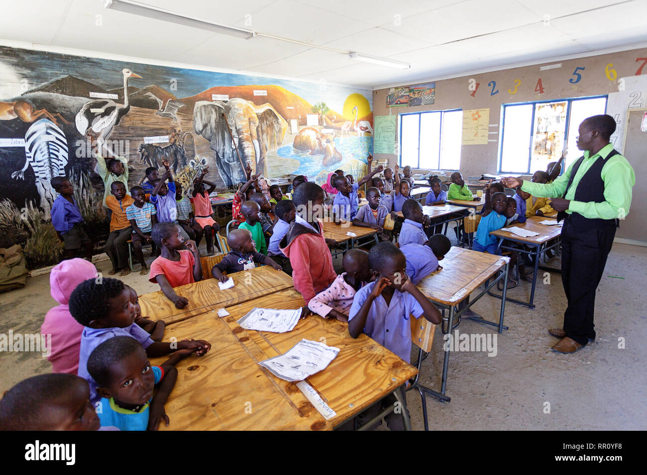 Les enfants dans une classe bondée dans une école de village, Namibie, Purros. Banque D'Images