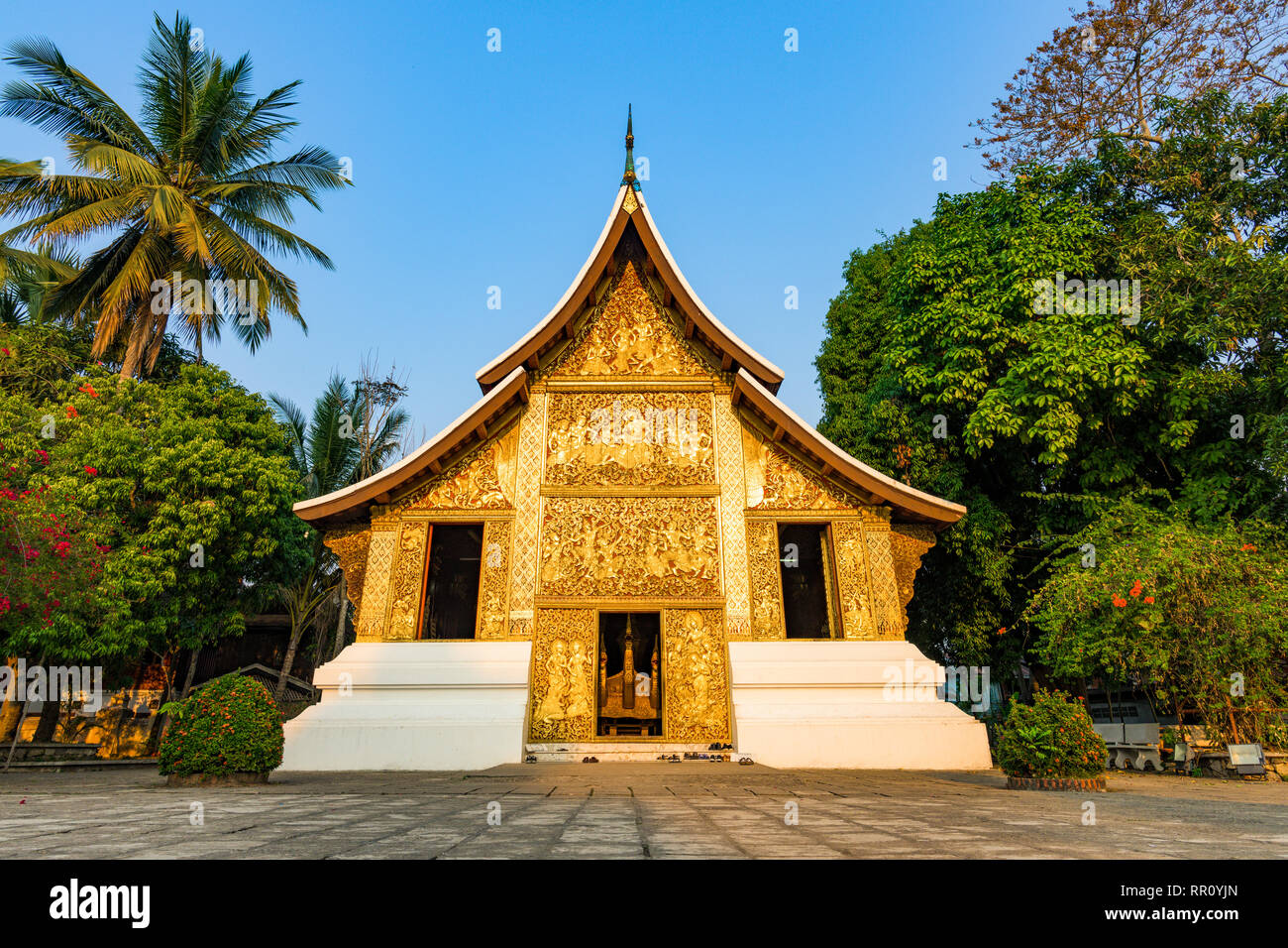 Vue imprenable sur le magnifique Wat Xieng Thong (Temple de la ville d'Or) au coucher du soleil à Luang Prabang, Laos. Banque D'Images