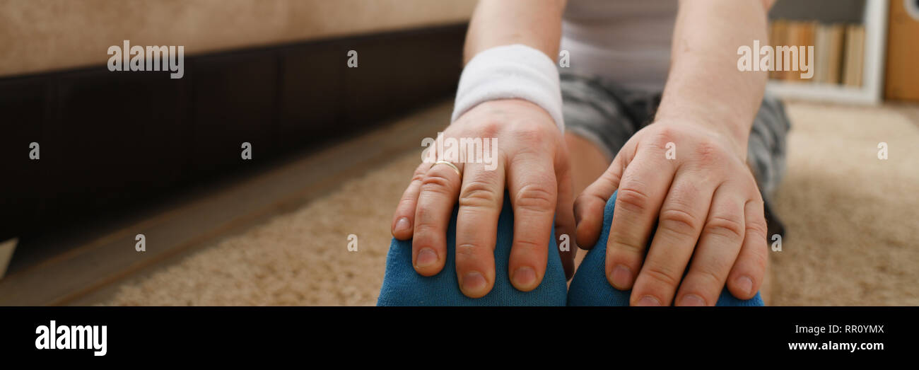 Jeune homme fitness attrayant se trouve sur un gros tapis avec Banque D'Images