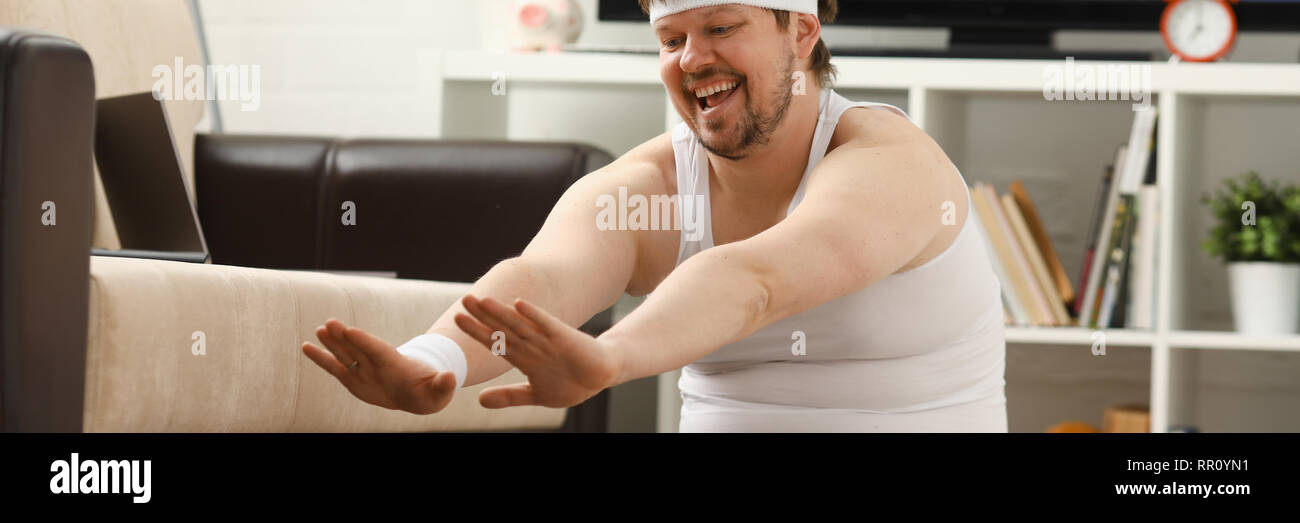 Jeune homme fitness attrayant se trouve sur un gros tapis avec Banque D'Images