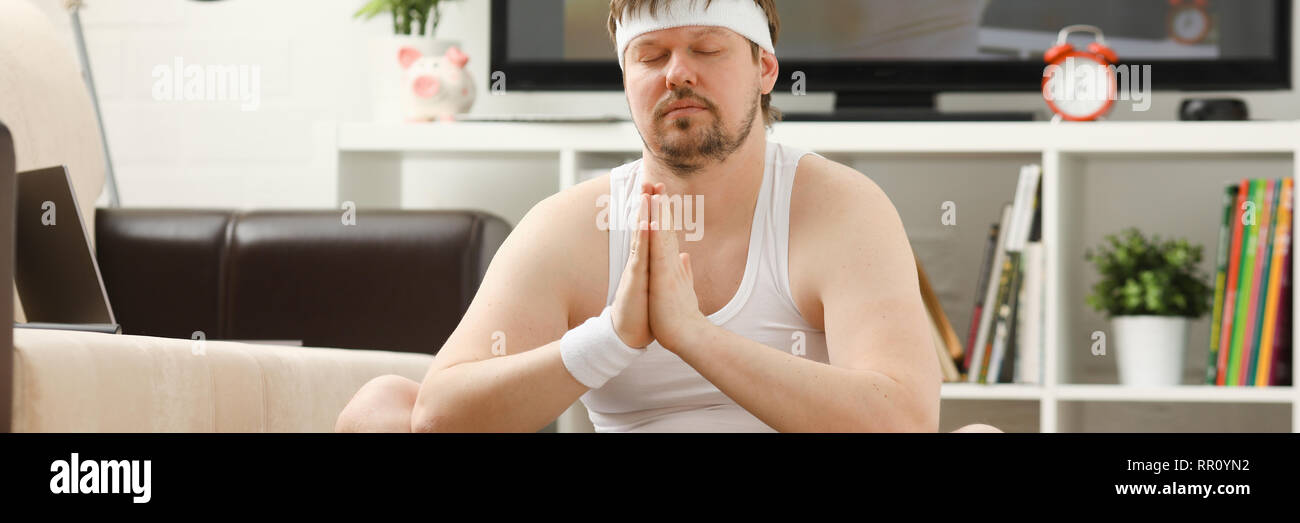 Jeune homme fitness attrayant se trouve sur un gros tapis avec Banque D'Images