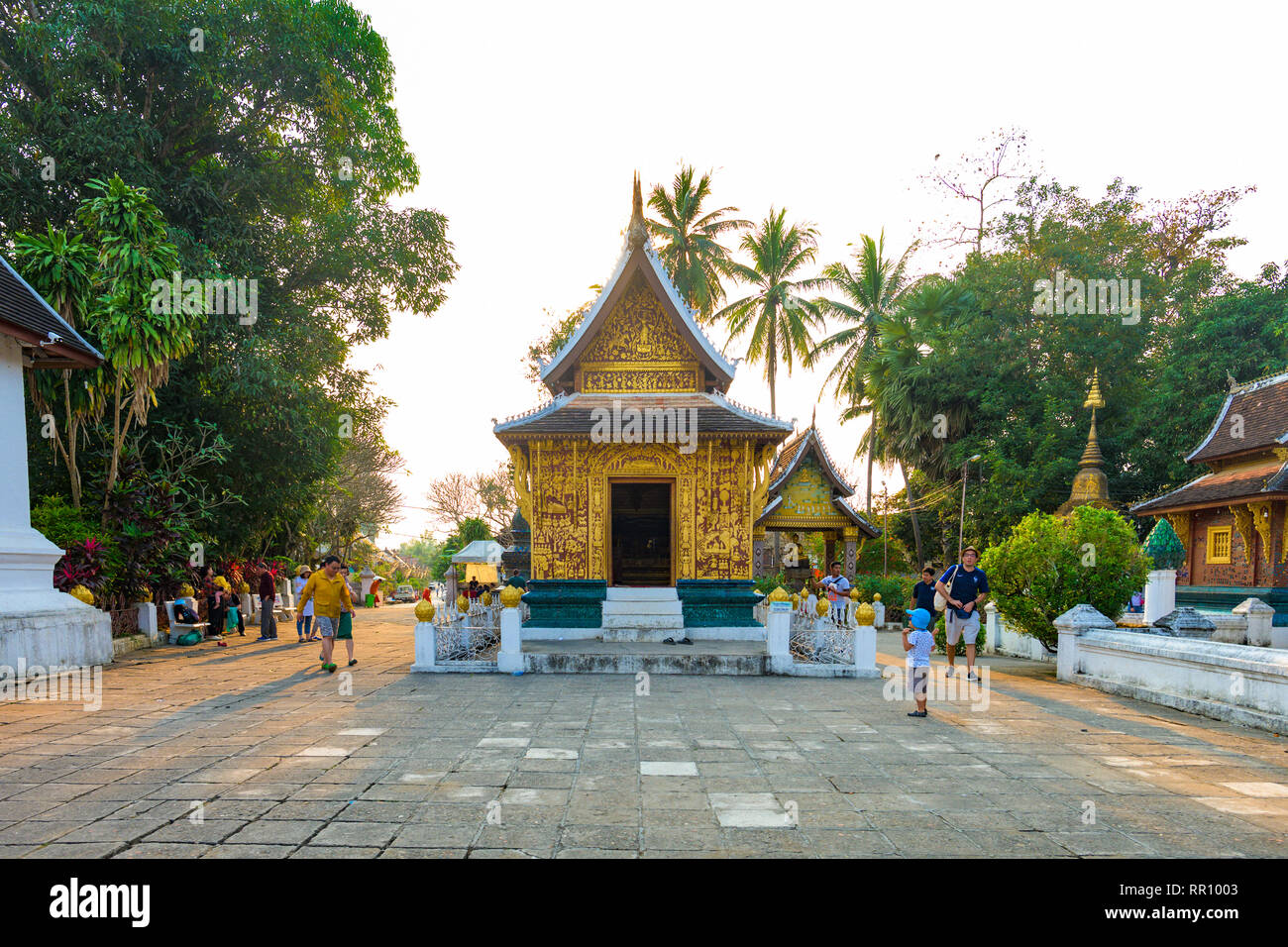 Vue rapprochée de la magnifique Wat Xieng Thong (Temple de la ville d'Or) au coucher du soleil à Luang Prabang, Laos. Wat Xieng Thong est l'une des plus importantes de Banque D'Images