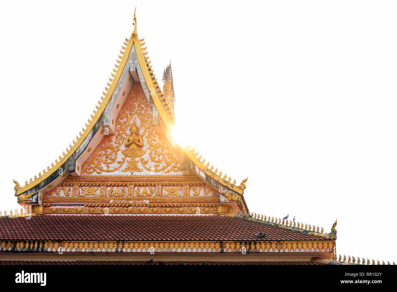 Vue rapprochée de la magnifique Wat Xieng Thong (Temple de la ville d'Or) au coucher du soleil à Luang Prabang, Laos. Banque D'Images