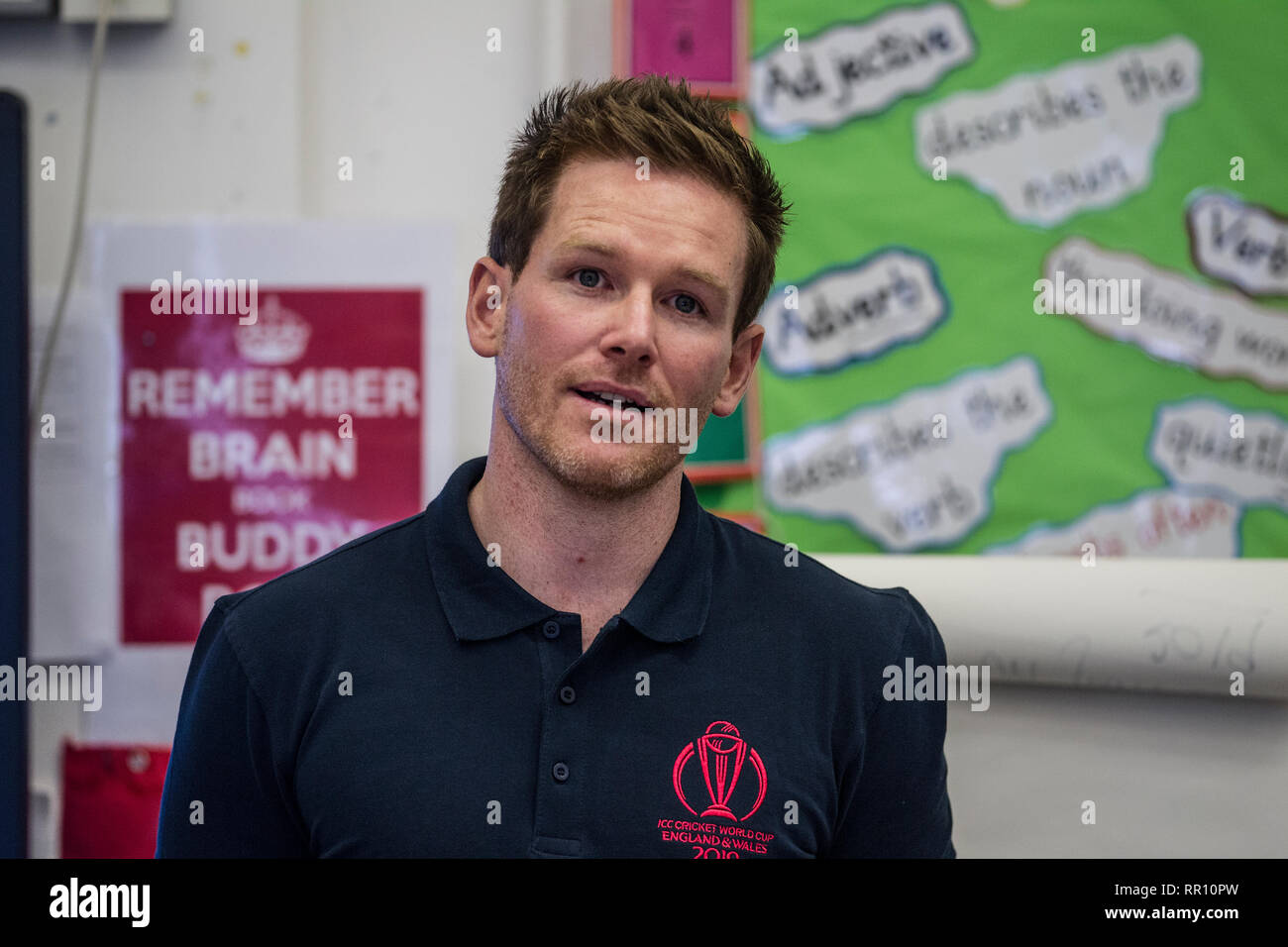 Eoin Morgan, England Cricket captain d'un jour, visites de l'école primaire de Grafton, Eburne Road, Londres, Angleterre, Royaume-Uni Banque D'Images