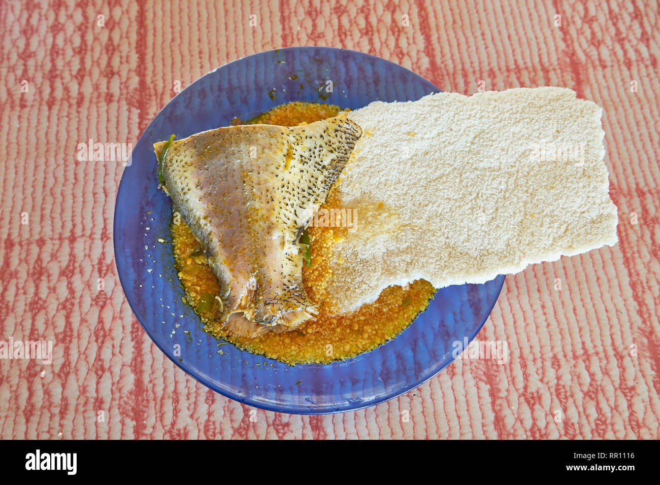 Amazon le style indien de la soupe de poisson avec du pain et de la farine traditionnelle Cassave Banque D'Images