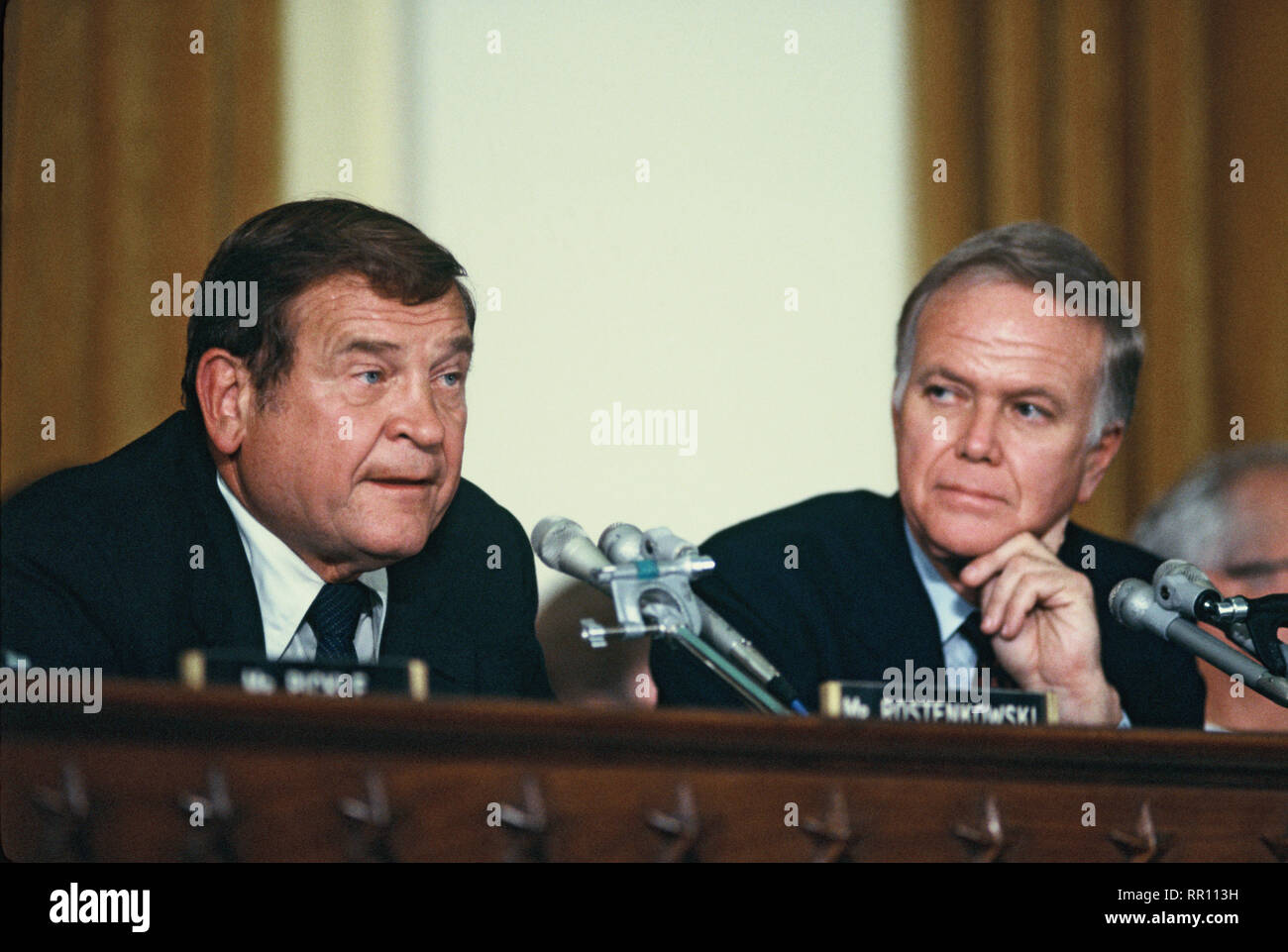 Daniel représentant Rostenkowski et Robert Packwood comité mixte du Sénat et de la Chambre la réforme fiscale audience dans la salle du comité des voies et moyens dans le bureau Maison Builoding Longworth en juillet 1986. Photo par Dennis Brack Banque D'Images