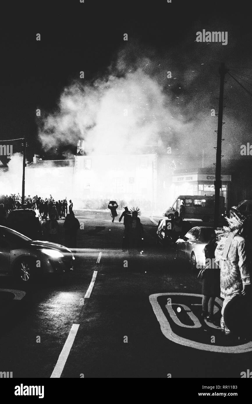 Le Nouvel An à la tar Bar'l dans Allendale, Northumberland, England Banque D'Images