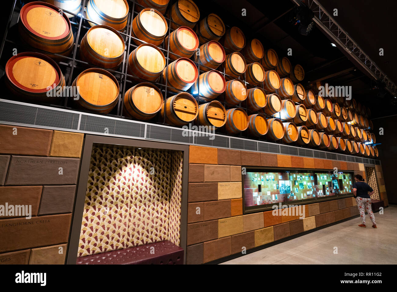 31 décembre 2018, Adelaide (Australie) : Vue intérieure de la National Wine Centre of Australia avec des tonneaux de vin et d'affichage en tourisme Adelaid Banque D'Images