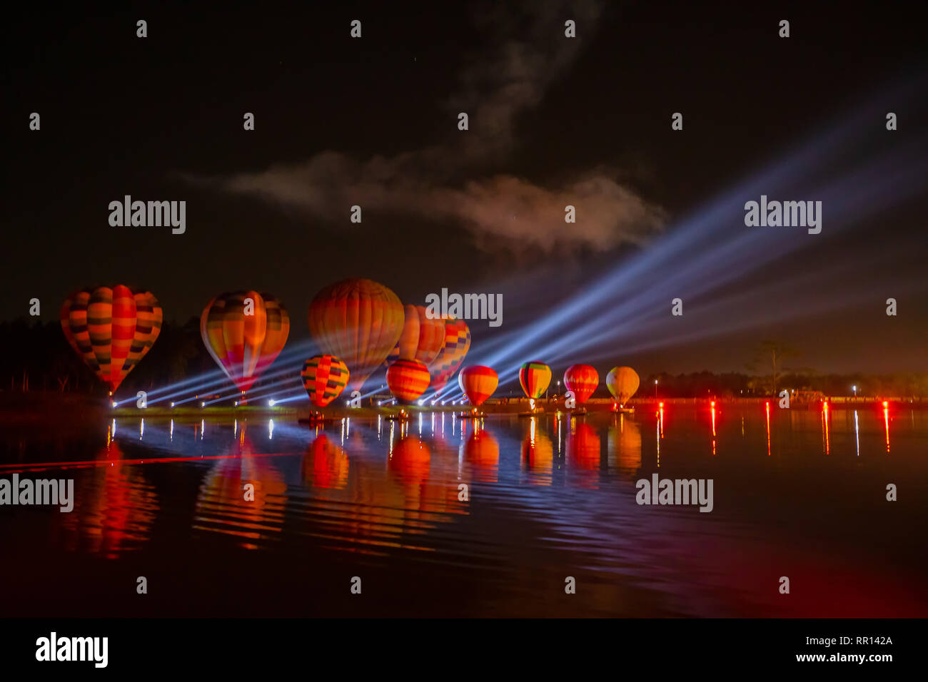 Colorful ballons à air chaud survolant river festival de nuit Banque D'Images