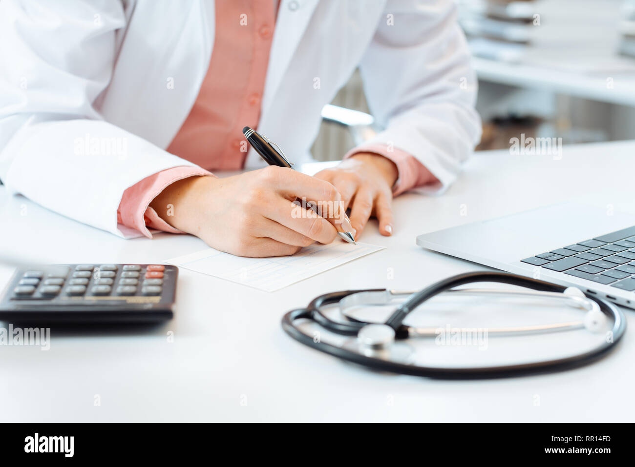 Médecin écrit - aucune prescription requise Banque D'Images