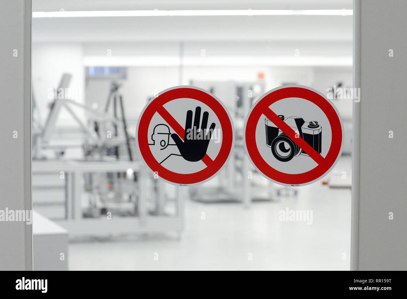 Un panneau interdisant l'accès et la photographie dans une installation de recherche et de conception dans un cycle usine en Allemagne. Banque D'Images